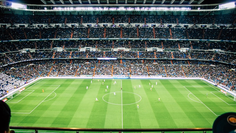 世界杯小组赛亚洲球队对阵欧洲强队时守门员飞身扑救的瞬间