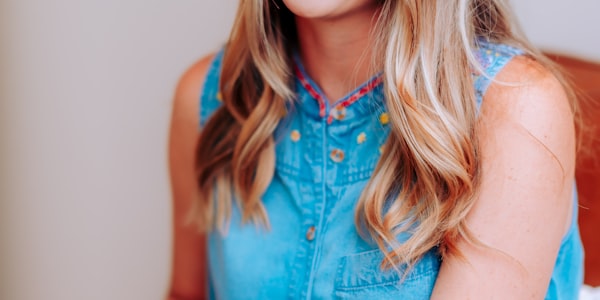 足球比赛中前锋凌空抽射破门的瞬间特写，球网颤动